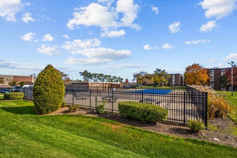 Tiny photo for 1311 S Finley Road #416, Lombard, IL 60148 (MLS # 12490217)