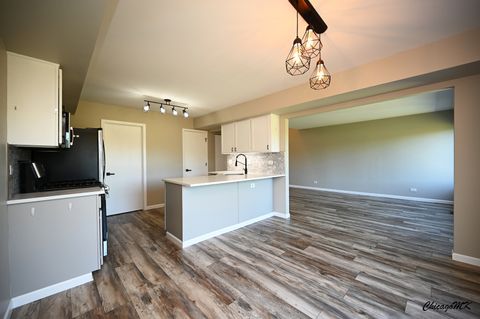 Tiny photo for 425 Locksley Drive, Streamwood, IL 60107 (MLS # 12615699)