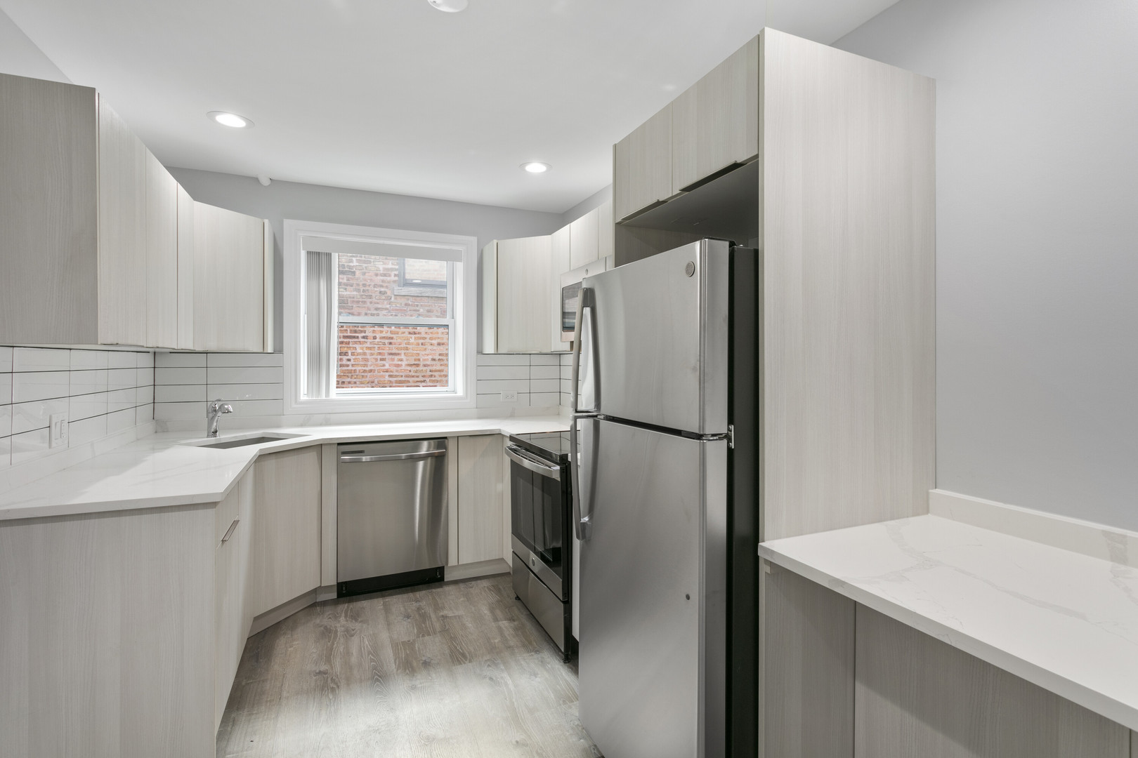 7638 N Eastlake Terrace 2W