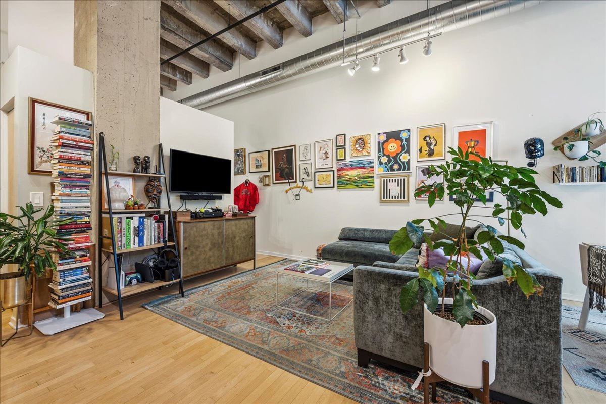 1645 W OGDEN Avenue 634