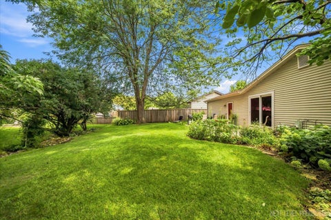 Tiny photo for 306 Pin Oak Drive, North Aurora, IL 60542 (MLS # 12722013)