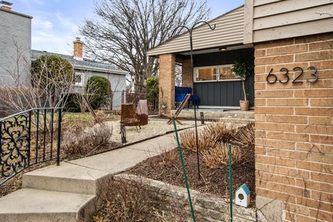 Tiny photo for 6323 N Kirkwood Avenue, Chicago, IL 60646 (MLS # 12618151)