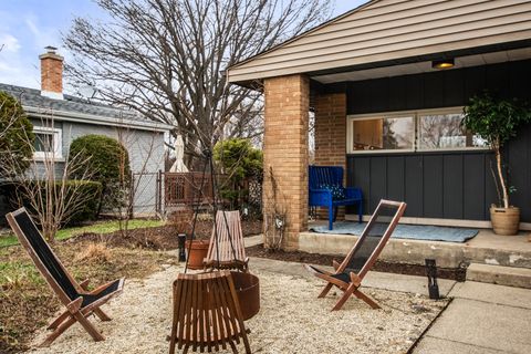 Tiny photo for 6323 N Kirkwood Avenue, Chicago, IL 60646 (MLS # 12618151)