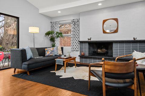 Tiny photo for 6323 N Kirkwood Avenue, Chicago, IL 60646 (MLS # 12618151)