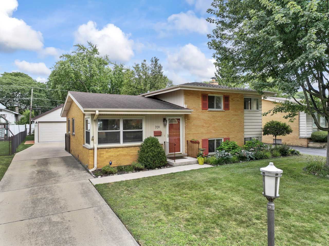 Mount Prospect, Illinois 60056, United States, 3 Bedrooms Bedrooms, ,2 BathroomsBathrooms,Residential,Contingent,195655