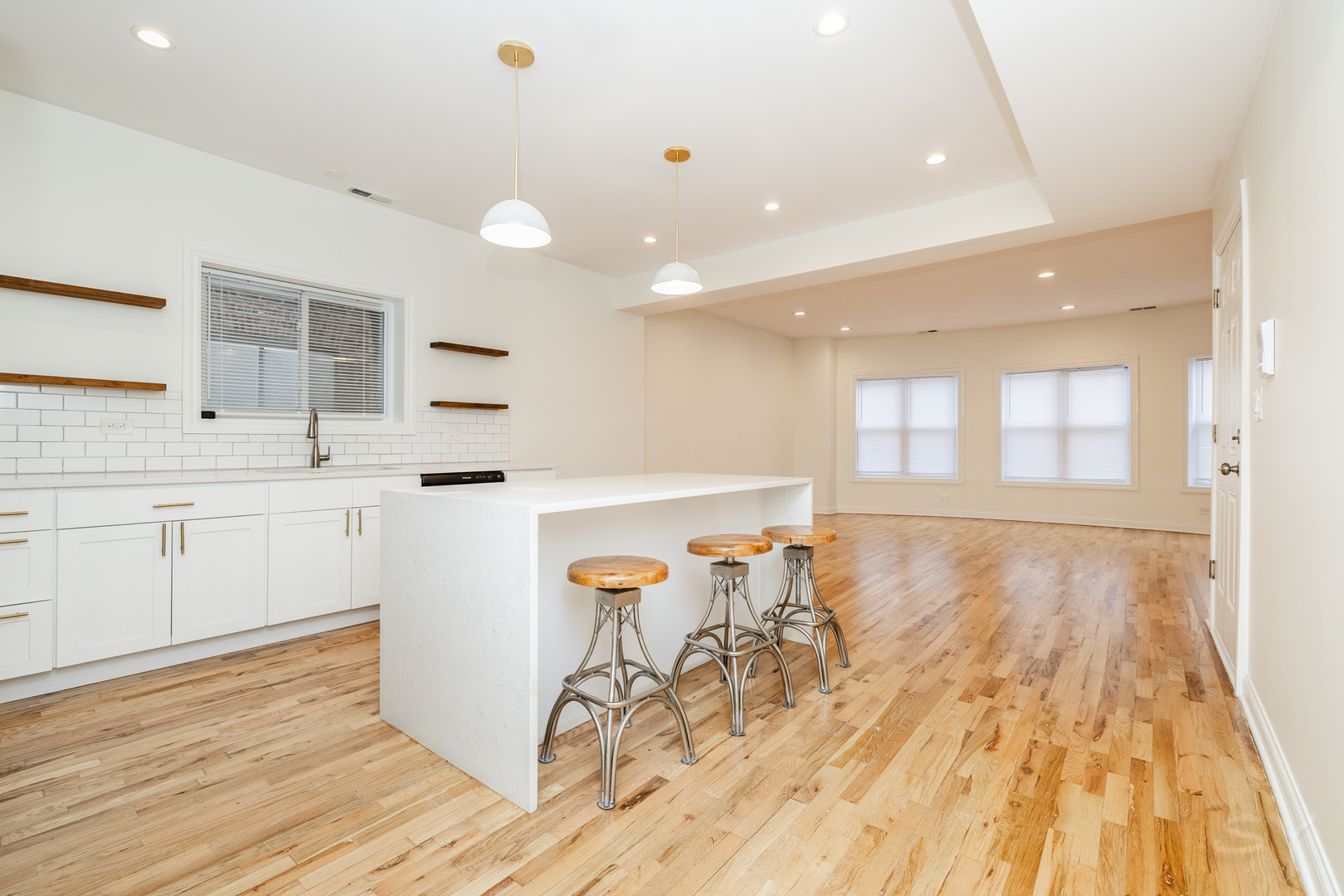 6711 S PAXTON Avenue