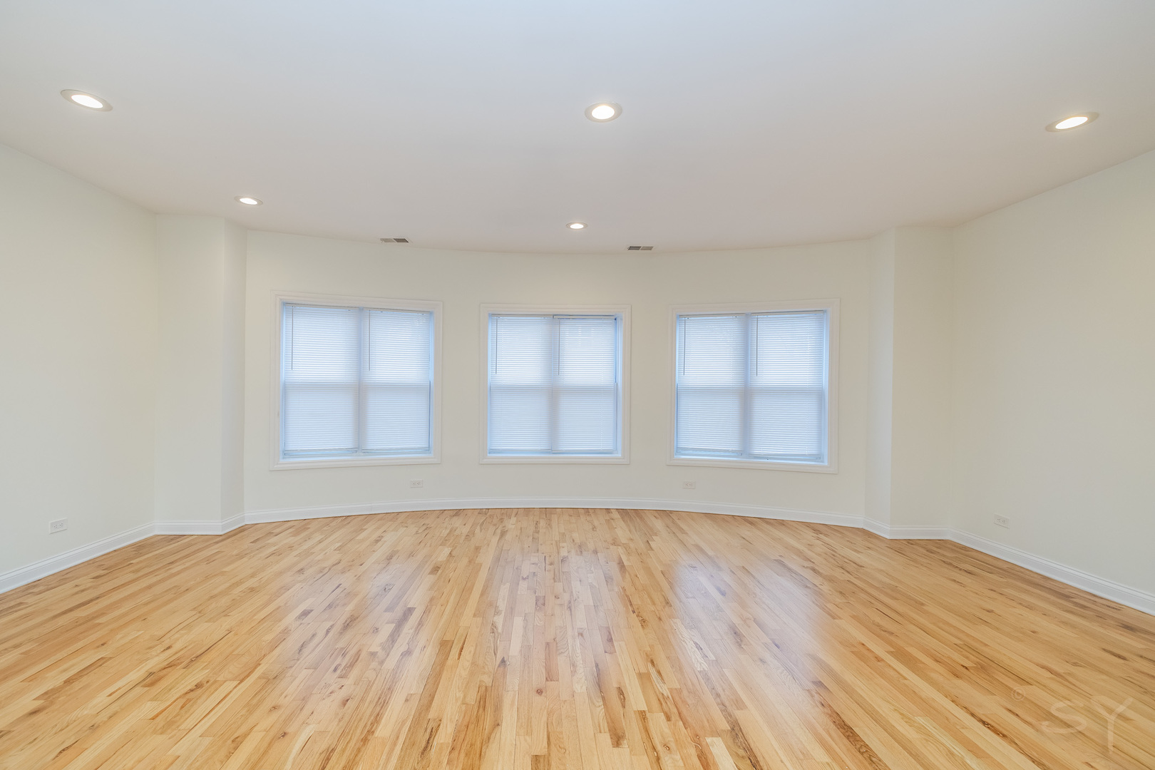 6711 S PAXTON Avenue