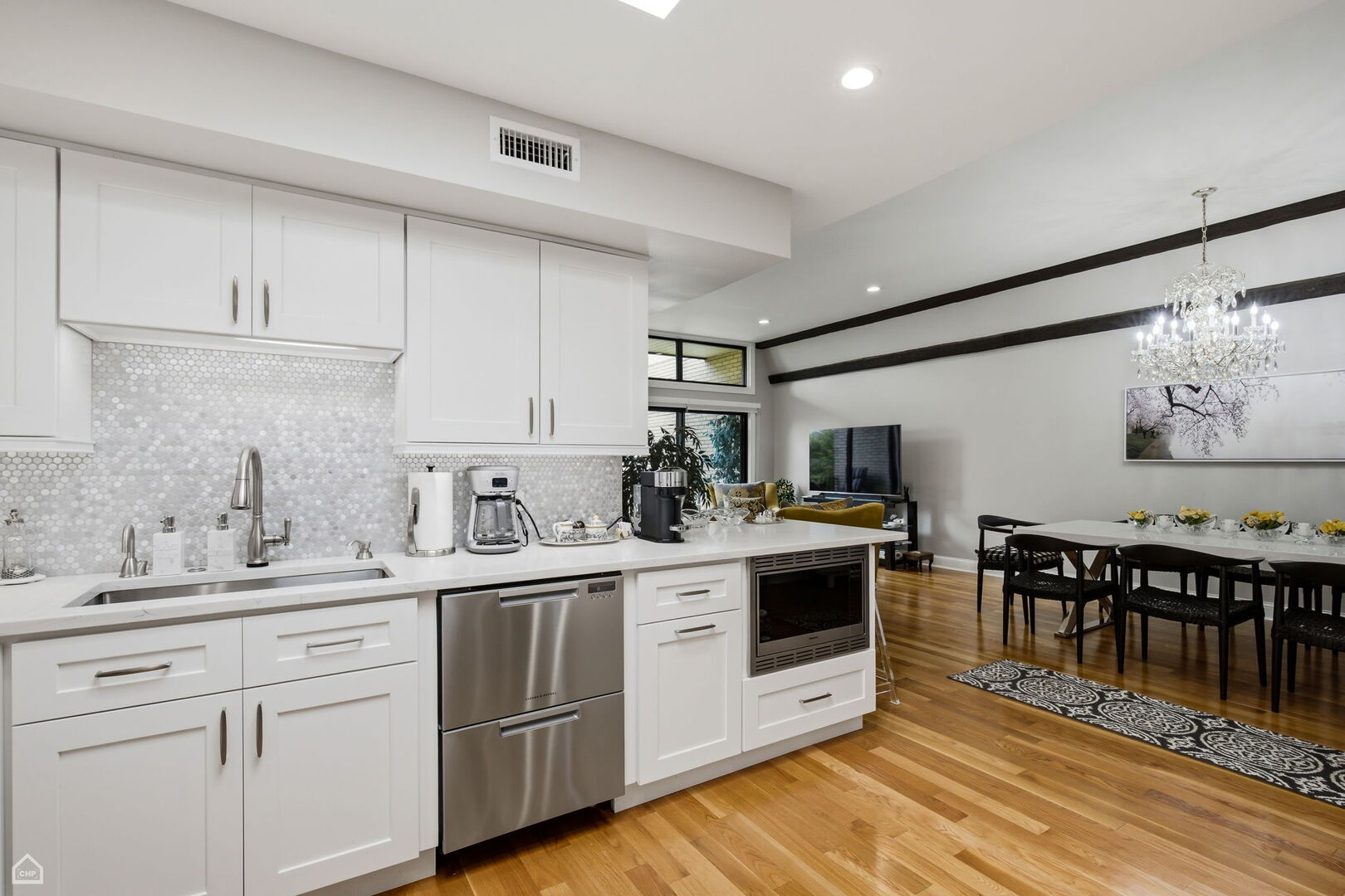 7200 N Ridge Boulevard 4G