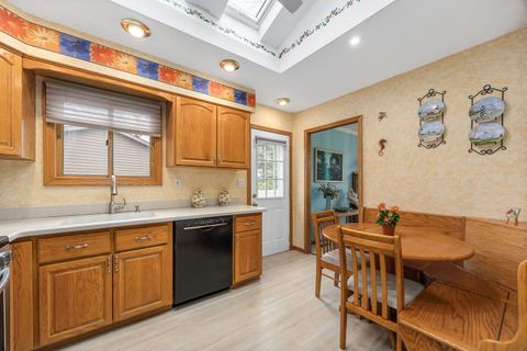 Tiny photo for 8000 Oakview Lane, Woodridge, IL 60517 (MLS # 12587818)