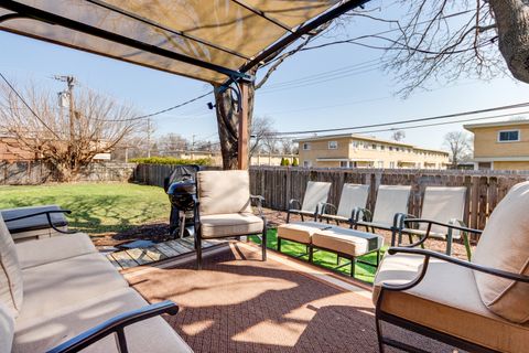 Tiny photo for 1240 N Boxwood Drive, Mount Prospect, IL 60056 (MLS # 12604479)