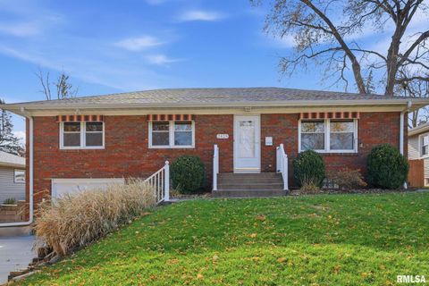 Photo of 2429 E CENTRAL PARK Avenue, Davenport, IA 52803 (MLS # QC4269368)