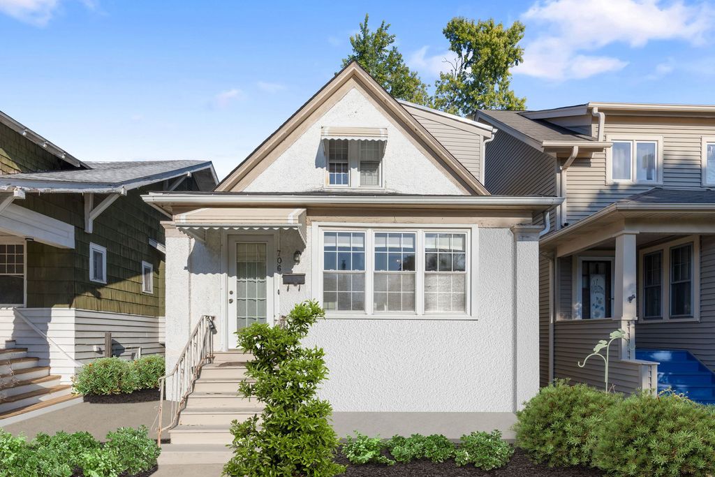 Photo for 706 S Oak Park Avenue, Oak Park, IL 60304 (MLS # 12498589)