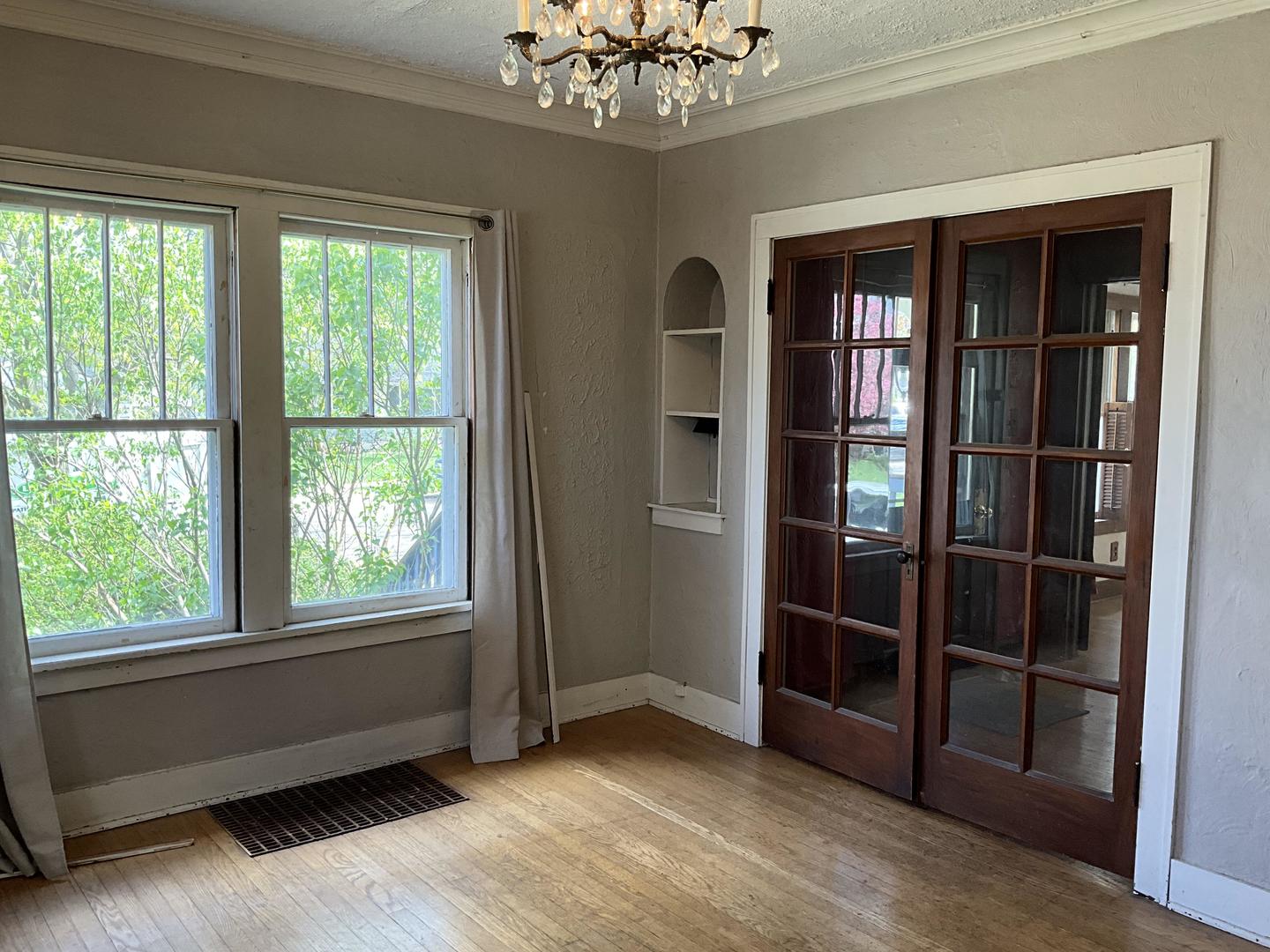 22 S Archer Avenue