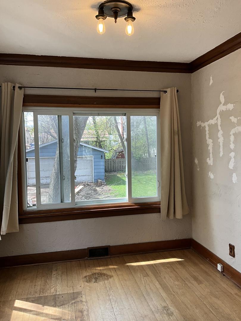 22 S Archer Avenue