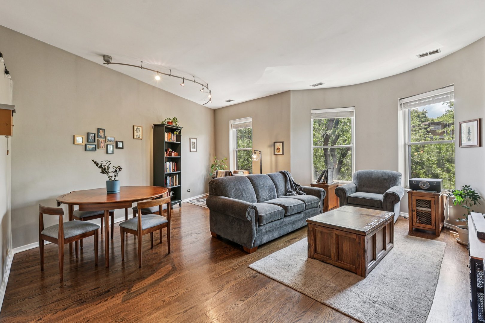 700 W Cornelia Avenue 3E