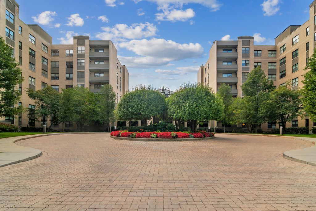 Photo for 4545 W Touhy Avenue #511E, Lincolnwood, IL 60712 (MLS # 12481450)