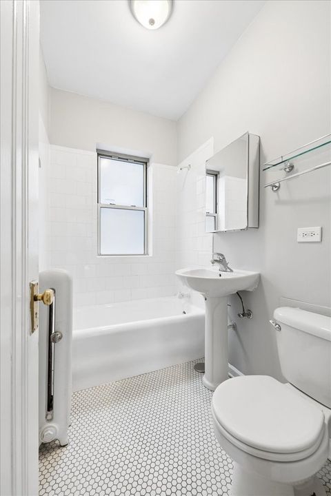 Tiny photo for 242 S MAPLE Avenue #1E, Oak Park, IL 60302 (MLS # 12609520)