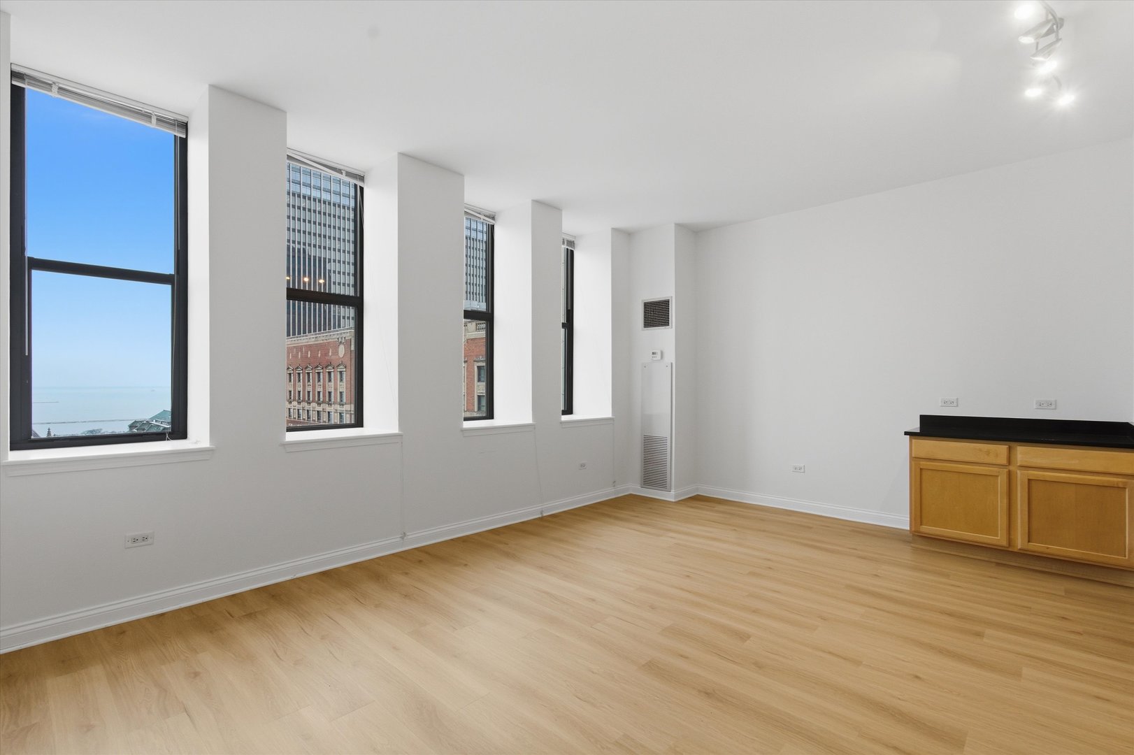 8 W Monroe Street 2005