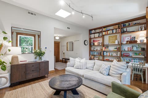 Tiny photo for 833 W Buckingham Place #3, Chicago, IL 60657 (MLS # 12723934)