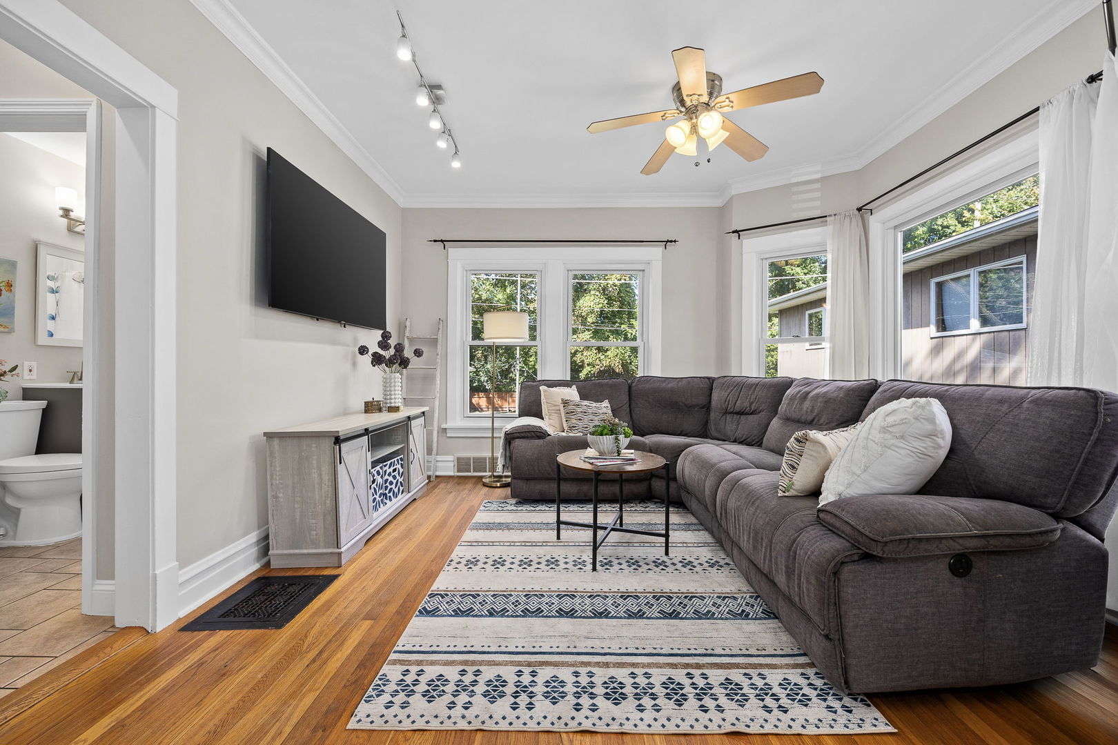 198 W QUINCY Street
