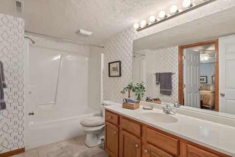 Tiny photo for 5016 56TH Avenue Court, Bettendorf, IA 52722 (MLS # 12613442)