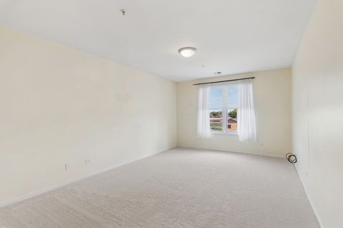 Tiny photo for 271 E Railroad Avenue #302, Bartlett, IL 60103 (MLS # 12488916)