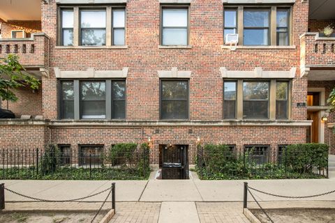 Photo of 852 W Grace Street #T, Chicago, IL 60613 (MLS # 12467308)