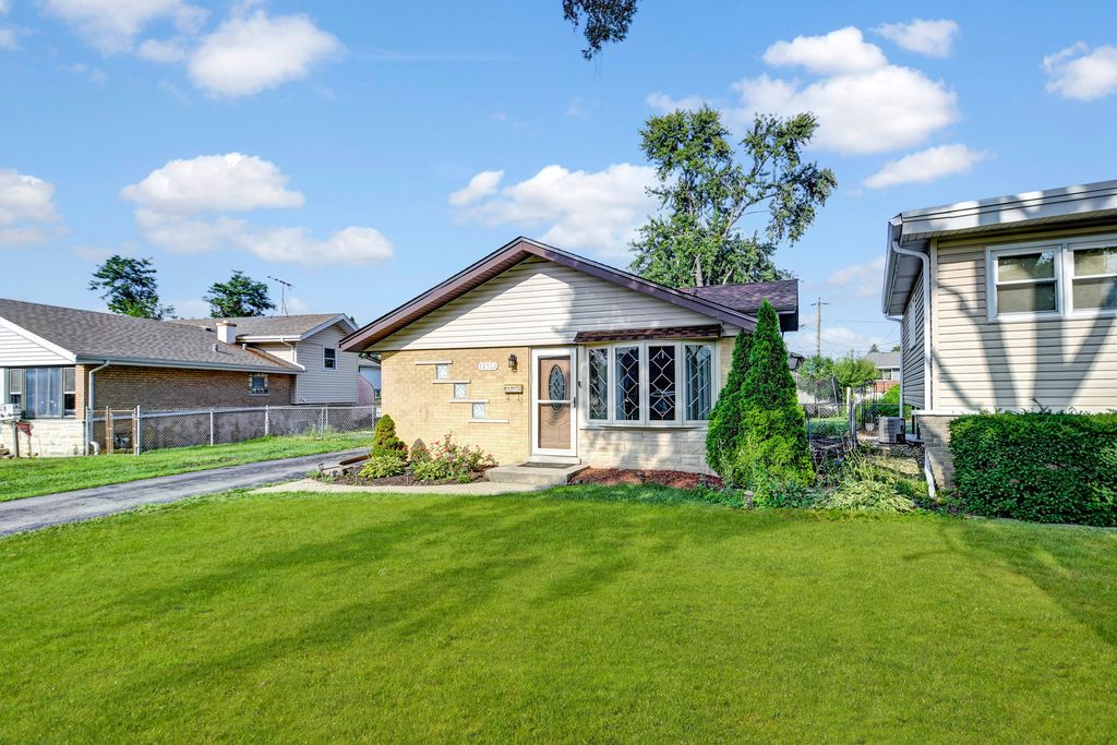 Photo for 13533 Short Drive, Crestwood, IL 60418 (MLS # 12500307)