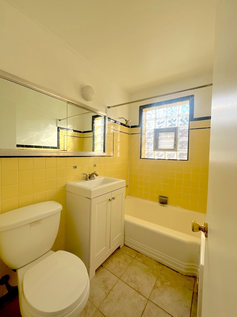 6557 N California Avenue 2S