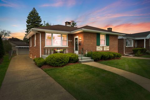 Tiny photo for 2226 Hawthorne Avenue, Westchester, IL 60154 (MLS # 12648102)