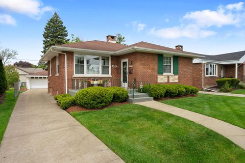 Photo of 2226 Hawthorne Avenue, Westchester, IL 60154 (MLS # 12648102)