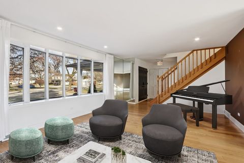 Tiny photo for 2019 E Avon Lane, Arlington Heights, IL 60004 (MLS # 12602441)