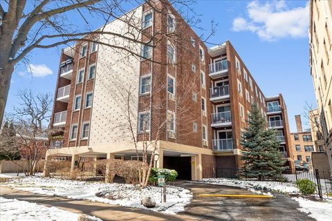 Photo of 1310 Maple Avenue #5C, Evanston, IL 60201 (MLS # 12594888)
