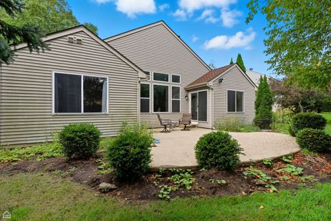 Tiny photo for 2008 Crooked Tree Court, McHenry, IL 60050 (MLS # 12499756)