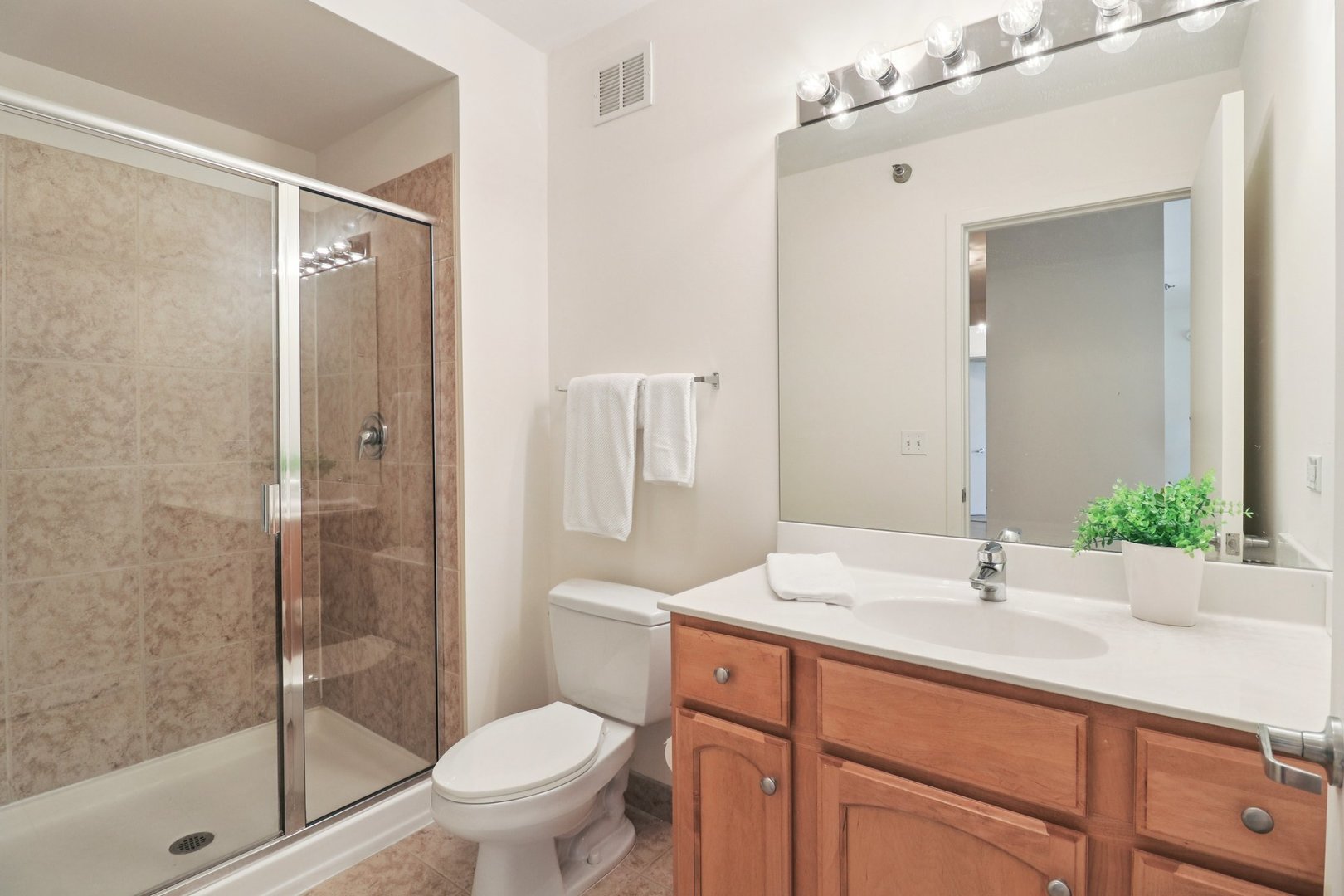 Chicago, Illinois 60605, United States, 2 Bedrooms Bedrooms, ,2 BathroomsBathrooms,Residential,Active,242729