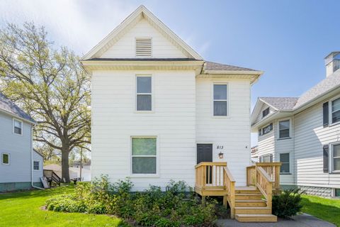 Photo of 813 W Locust Street, Davenport, IA 52804 (MLS # 12624607)