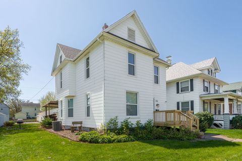 Tiny photo for 813 W Locust Street, Davenport, IA 52804 (MLS # 12624607)