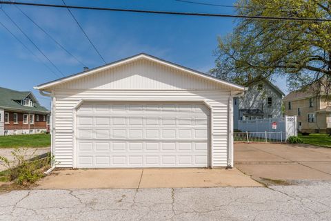Tiny photo for 813 W Locust Street, Davenport, IA 52804 (MLS # 12624607)