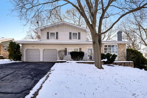 Photo of 2311 Carriage Lane, Lindenhurst, IL 60046 (MLS # 12543291)