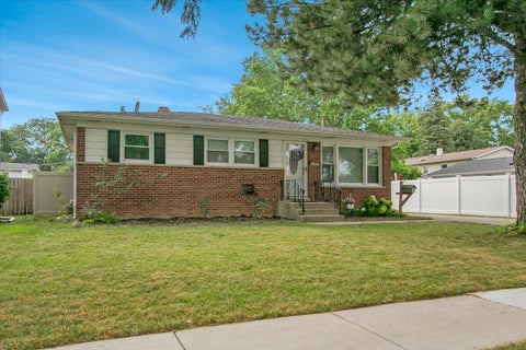 Tiny photo for 1402 S Robert Drive, Mount Prospect, IL 60056 (MLS # 12755729)