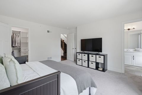 Tiny photo for 214 W Sigwalt Street, Arlington Heights, IL 60005 (MLS # 12682101)