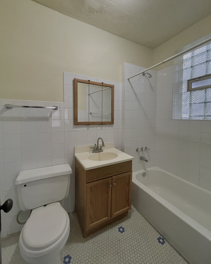Chicago, Illinois 60620, United States, 1 Bedroom Bedrooms, ,1 BathroomBathrooms,Residential,Active,101103