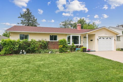Photo of 712 Saint Marys Parkway, Buffalo Grove, IL 60089 (MLS # 12715321)