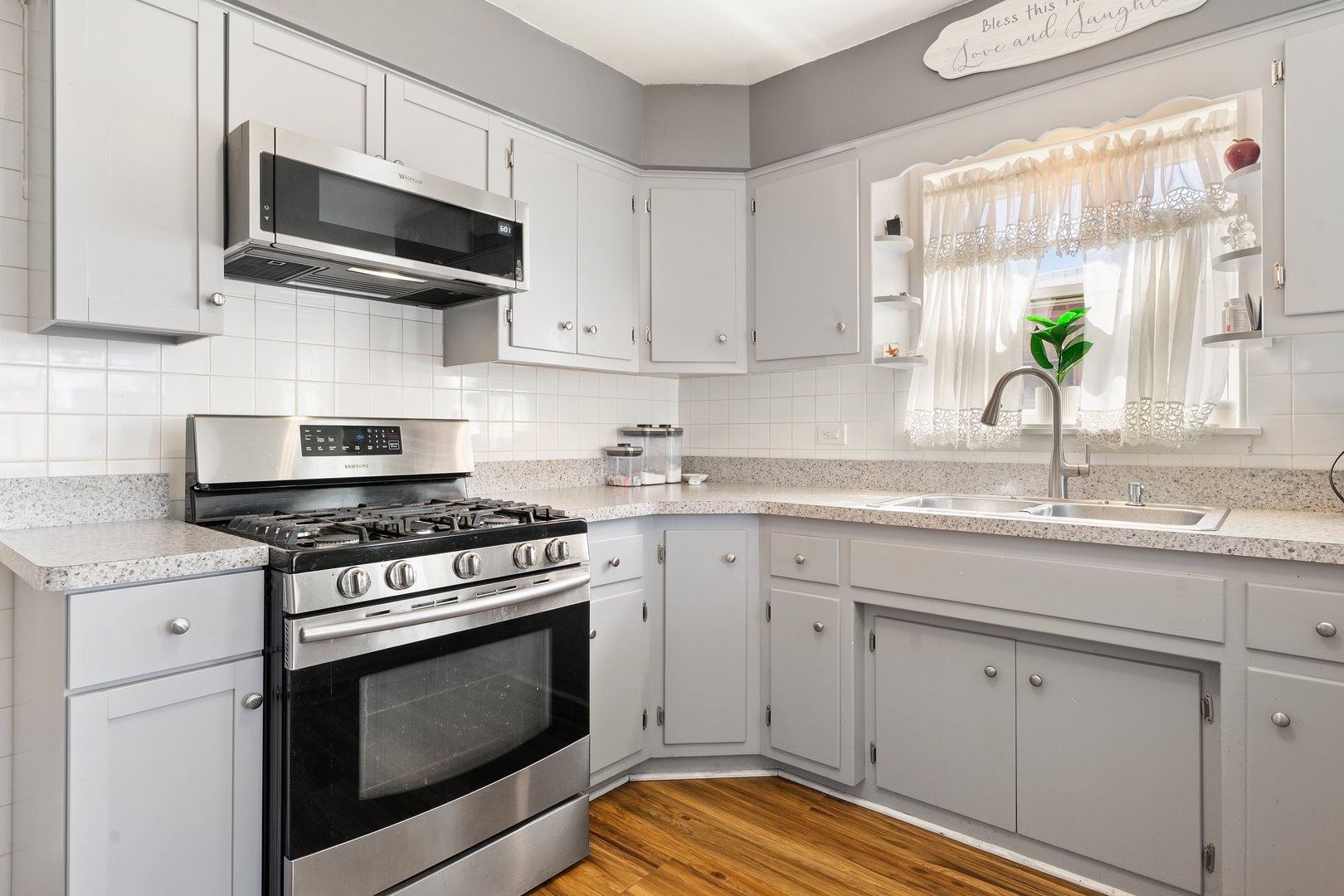 9126 S Oglesby Avenue