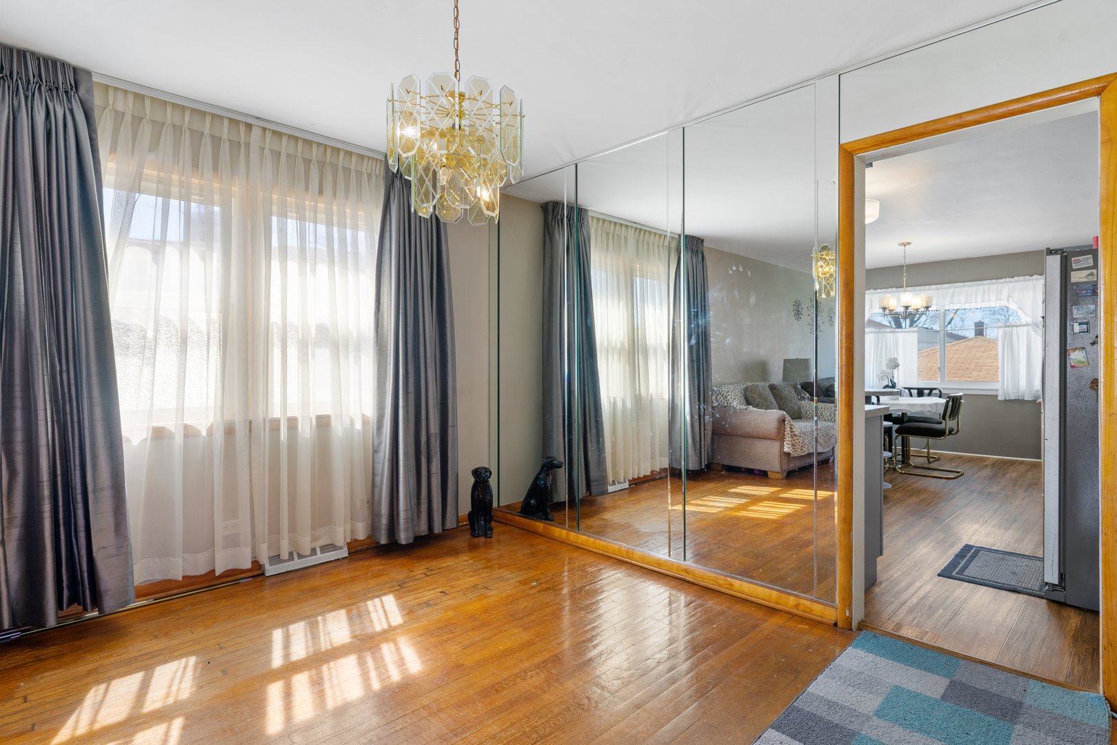 9126 S Oglesby Avenue