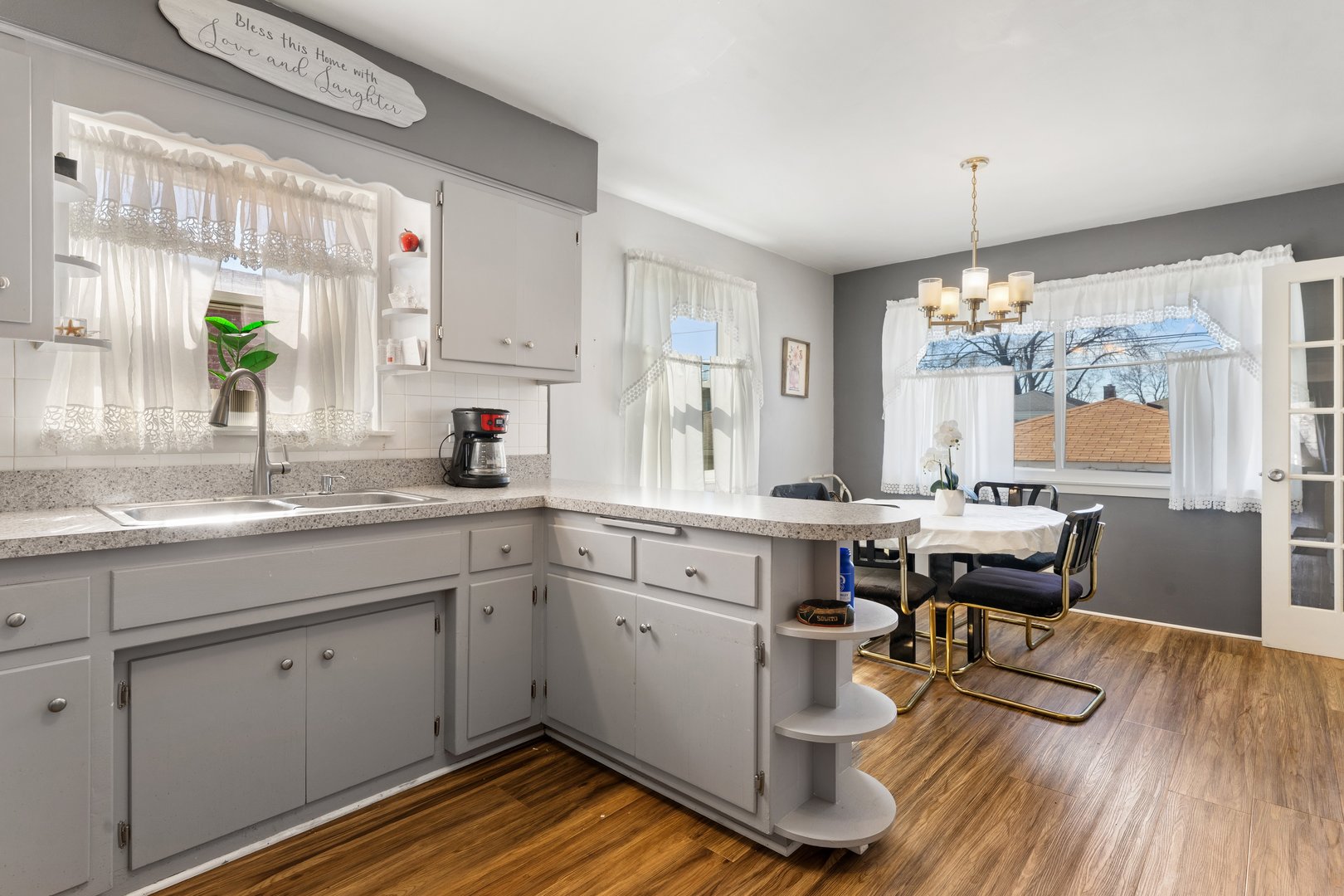 9126 S Oglesby Avenue