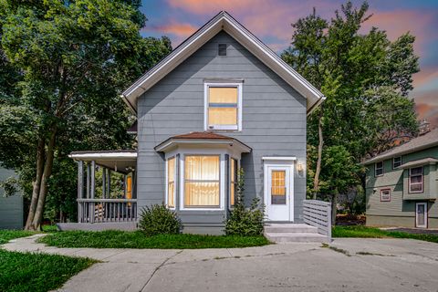Photo of 518 Raymond Street, Elgin, IL 60120 (MLS # 12434185)