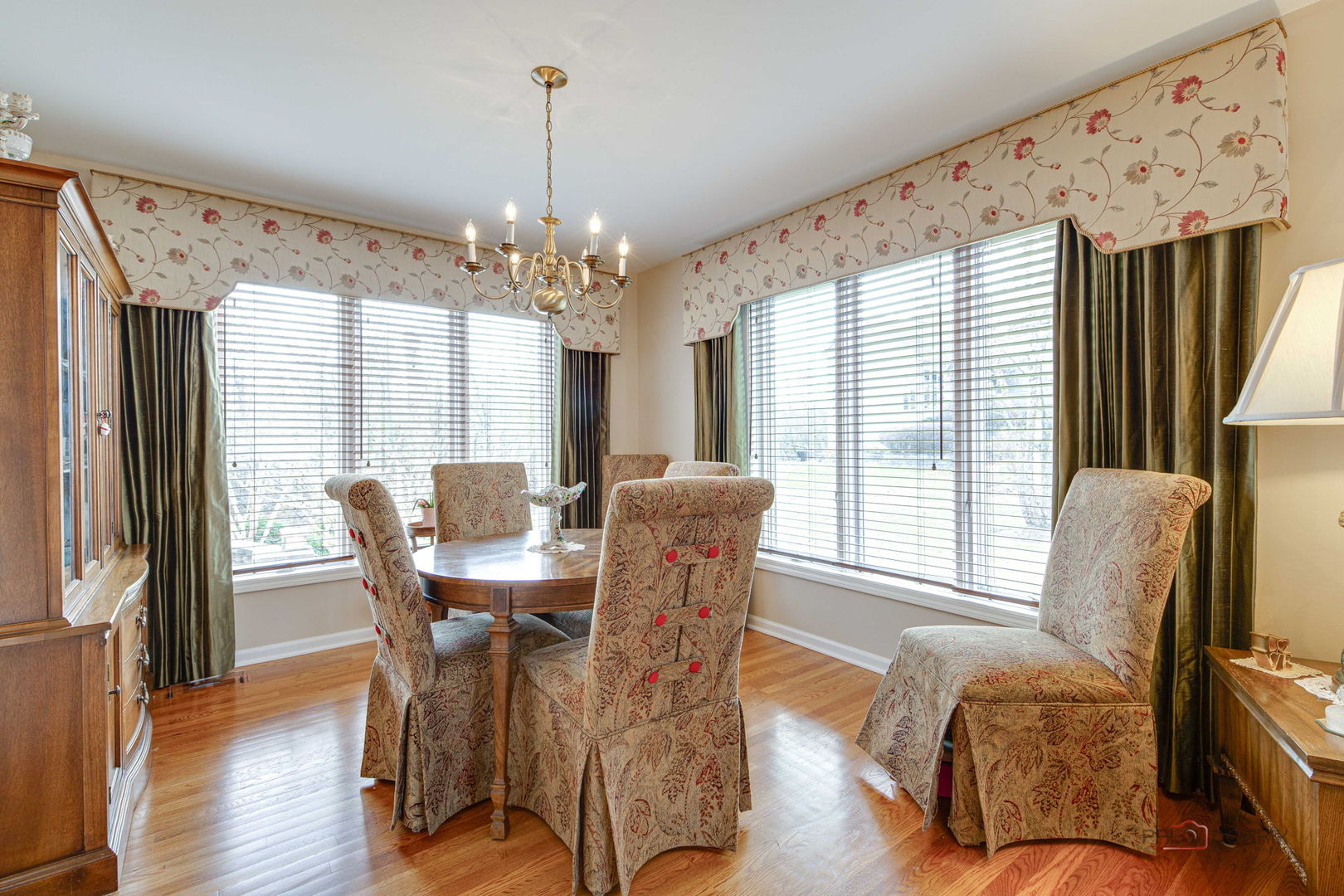 Palatine, Illinois 60067, United States, 5 Bedrooms Bedrooms, ,3 BathroomsBathrooms,Residential,Contingent,246982