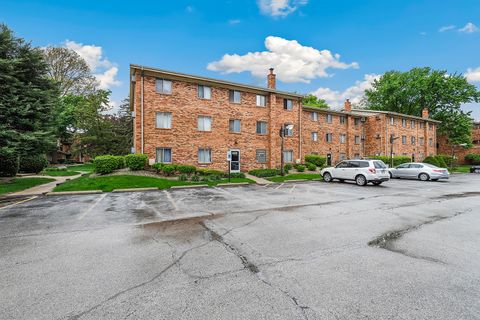 Tiny photo for 14016 Waterbury Drive #1404, Crestwood, IL 60418 (MLS # 12629727)
