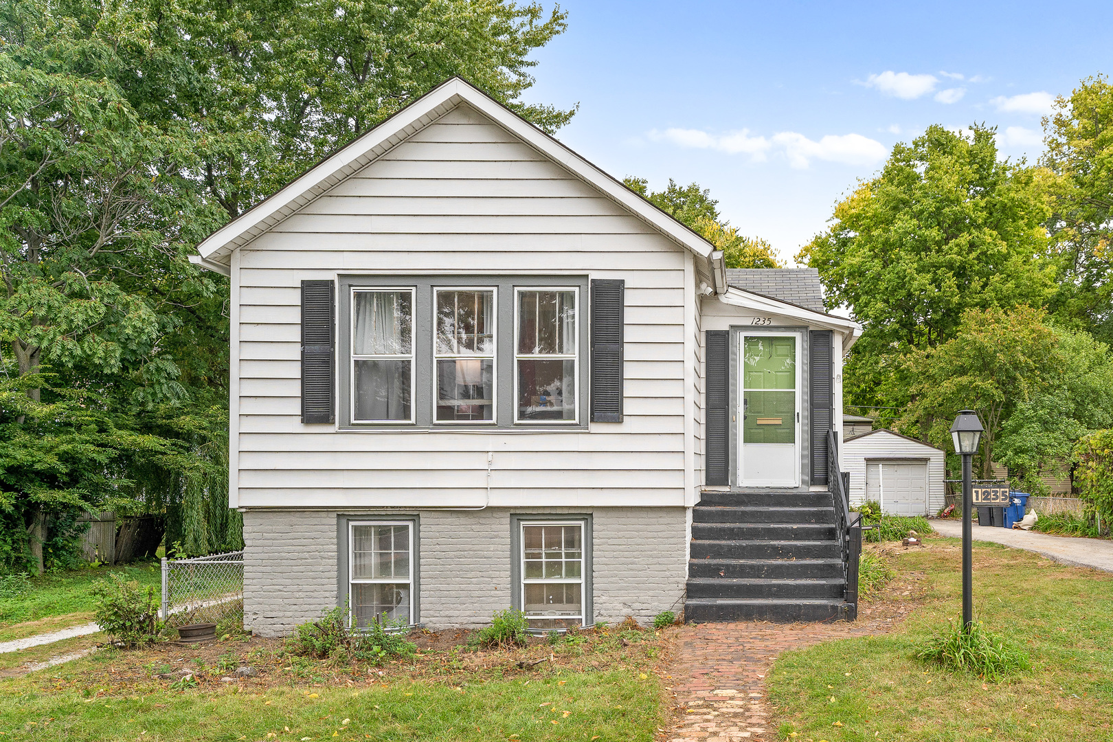 1235 Leon Place